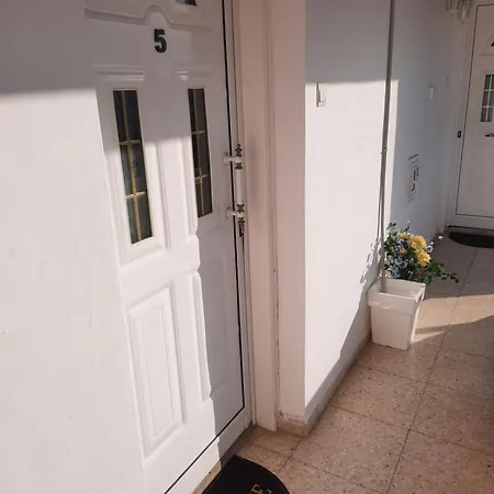 Apartmán Large Studio 300m From The Beach Larnaca